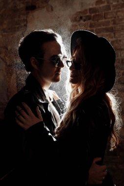 Güzel genç çift kapalı kucaklayan