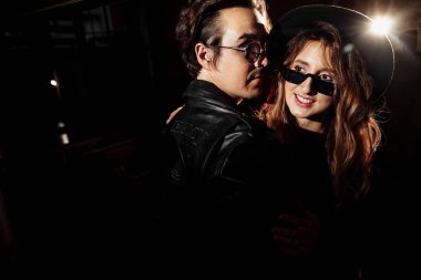 Karanlıkta poz veren genç ve güzel çift