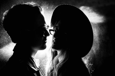 Güzel genç çift kapalı kucaklayan