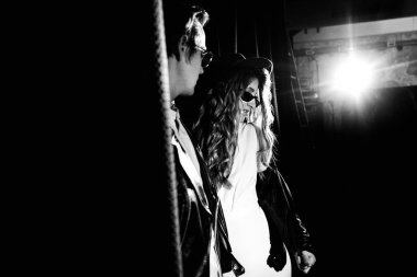 Karanlıkta poz veren genç ve güzel çift