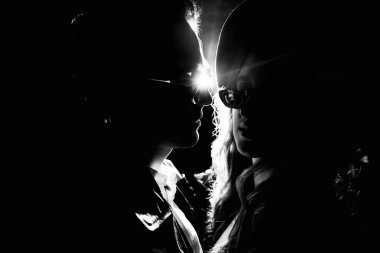 Karanlıkta poz veren genç ve güzel çift