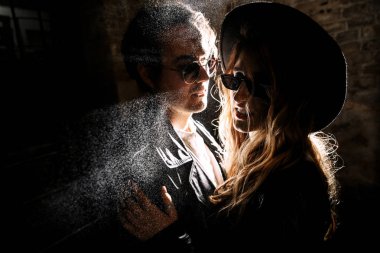 Güzel genç çift kapalı kucaklayan