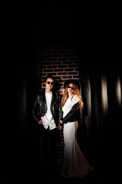 Karanlıkta poz veren genç ve güzel çift