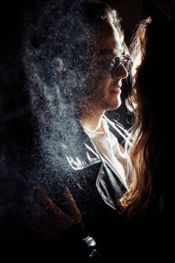 Karanlıkta poz veren genç ve güzel çift