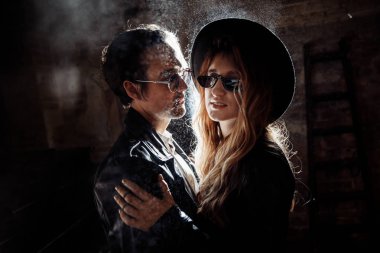 Karanlıkta poz veren genç ve güzel çift