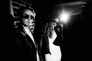 Karanlıkta poz veren genç ve güzel çift