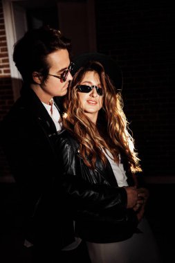 Karanlıkta poz veren genç ve güzel çift