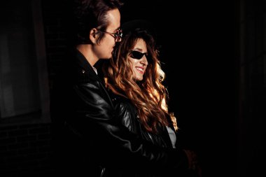 Karanlıkta poz veren genç ve güzel çift