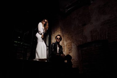 Güneş gözlüğü güzel genç çift kapalı poz