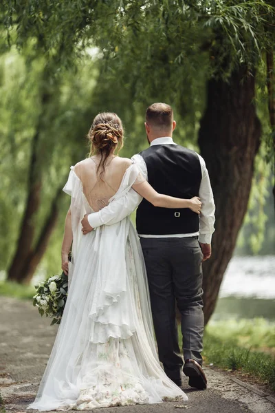 Schönes Junges Brautpaar Spaziert Park — Stockfoto
