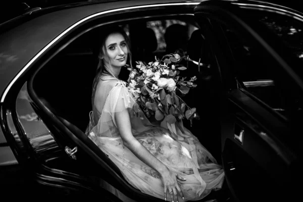 車の中でポーズ幸せな美しい若い花嫁 — ストック写真