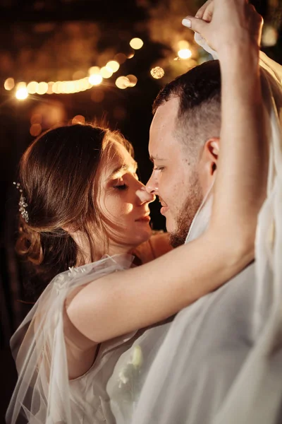 Belo Jovem Casal Recém Casados Abraçando — Fotografia de Stock