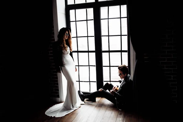 屋内でポーズをとる美しい若いカップル — ストック写真