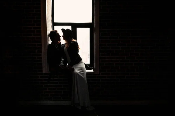 Pencereden Poz Veren Genç Güzel Çift — Stok fotoğraf
