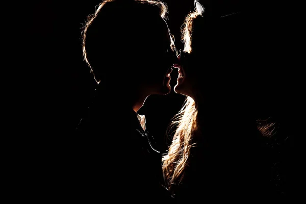 屋内で抱き合う美しい若いカップル — ストック写真