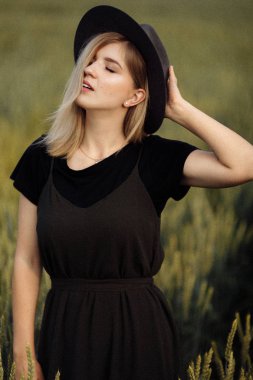 buğday alanında güzel genç kadın 