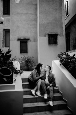 Mutlu güzel genç çift adımlar üzerinde poz