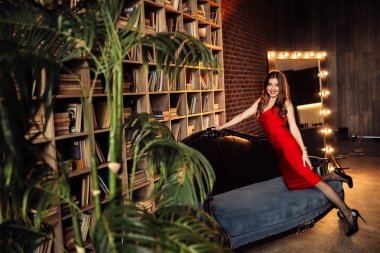 kitaplıkta poz güzel genç kadın 