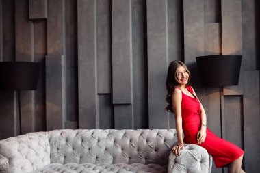 Kanepede poz veren güzel genç bir kadın. 