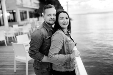 Deniz den poz veren genç ve güzel çift