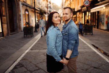 Mutlu güzel genç çift şehirde eğleniyor