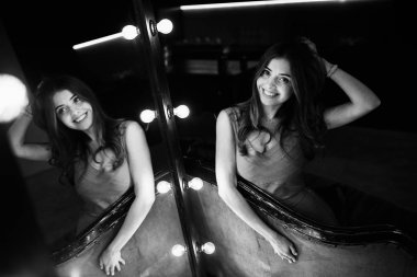 ayna ile poz güzel genç kadın