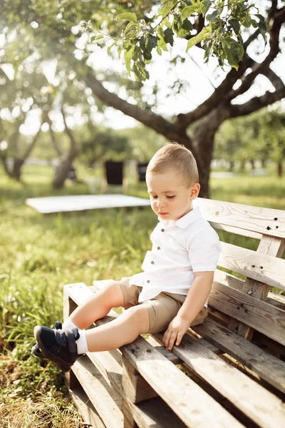 Щасливий Хлопчик Відпочиває Парку — стокове фото
