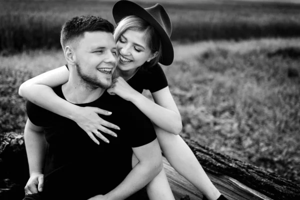 Bonito Jovem Casal Posando Livre — Fotografia de Stock