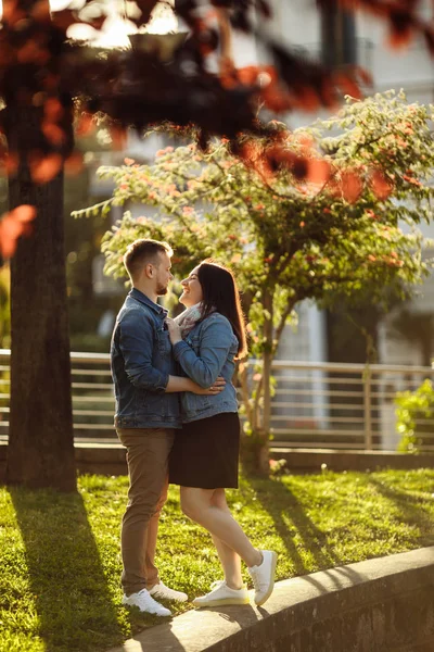 Šťastný Krásný Mladý Pár Pózný Městském Parku — Stock fotografie