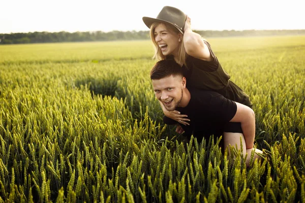 Hermosa Pareja Joven Campo Trigo Hombre Dando Paseo Cuestas Mujer — Foto de Stock