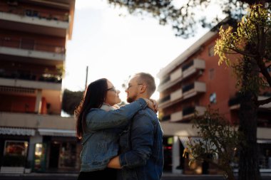 Şehirde sarılan mutlu güzel genç çift