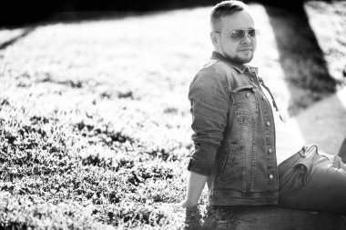 genç adam parkta poz 