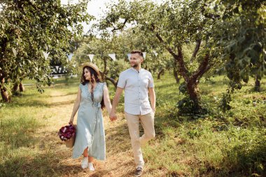 Yaz parkında güzel mutlu bir çift 