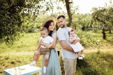 Parktaki mutlu genç aile