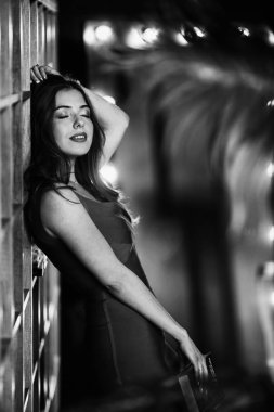 Güzel genç kadın poz veriyor. 