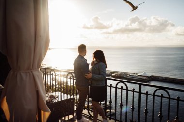 Mutlu güzel genç çift terasta poz