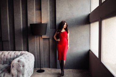 duvarla poz güzel genç kadın 