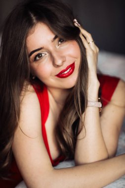 Güzel genç kadın poz veriyor. 