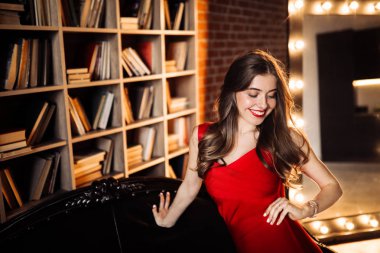 kitaplıkta poz güzel genç kadın 