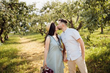 Yaz park öpüşme içinde güzel mutlu çift 