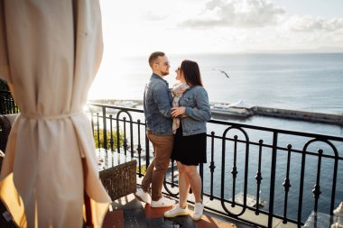 Mutlu güzel genç çift terasta poz