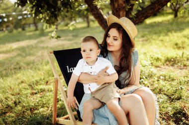 Parkta bebeğiyle mutlu bir anne.