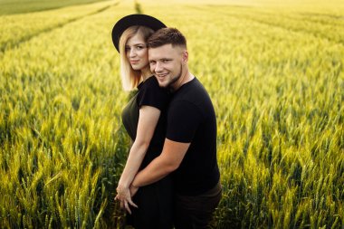 Buğday tarlasında güzel genç çift