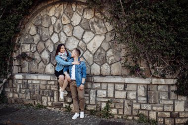 Mutlu güzel genç çift şehirde poz