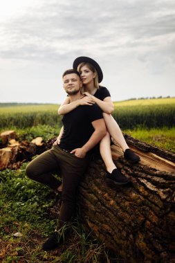 Açık havada güzel genç Çift