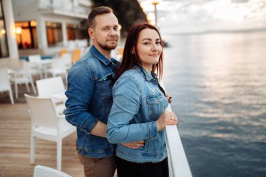 Deniz den poz veren genç ve güzel çift