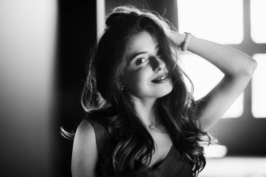 Güzel genç kadın poz veriyor. 