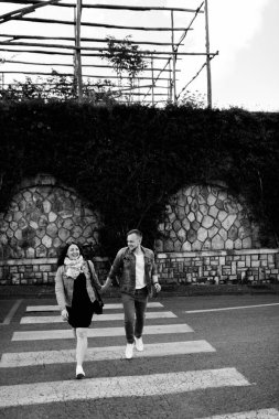 Şehirde yürüyen mutlu güzel genç çift