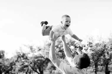 Mutlu genç baba ve oğlu parkta.