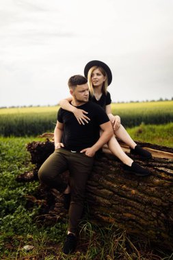 Açık havada güzel genç Çift